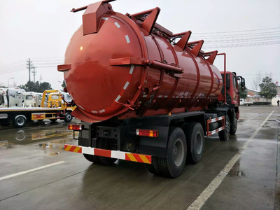 既能办营运证又能享受免征的吸污车——新疆重汽前四后八吸污车